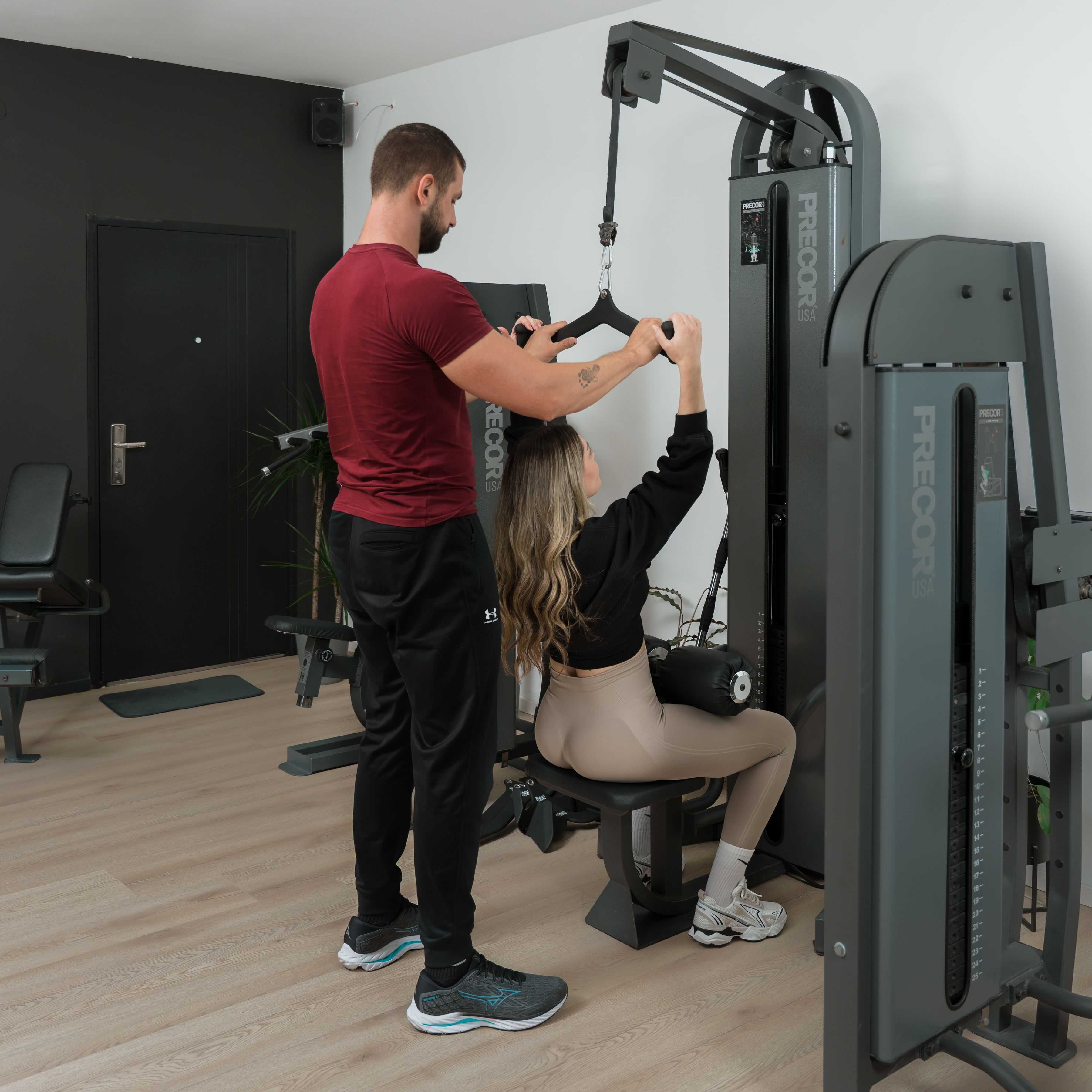 Privatni trener pokazuje lat pulldown