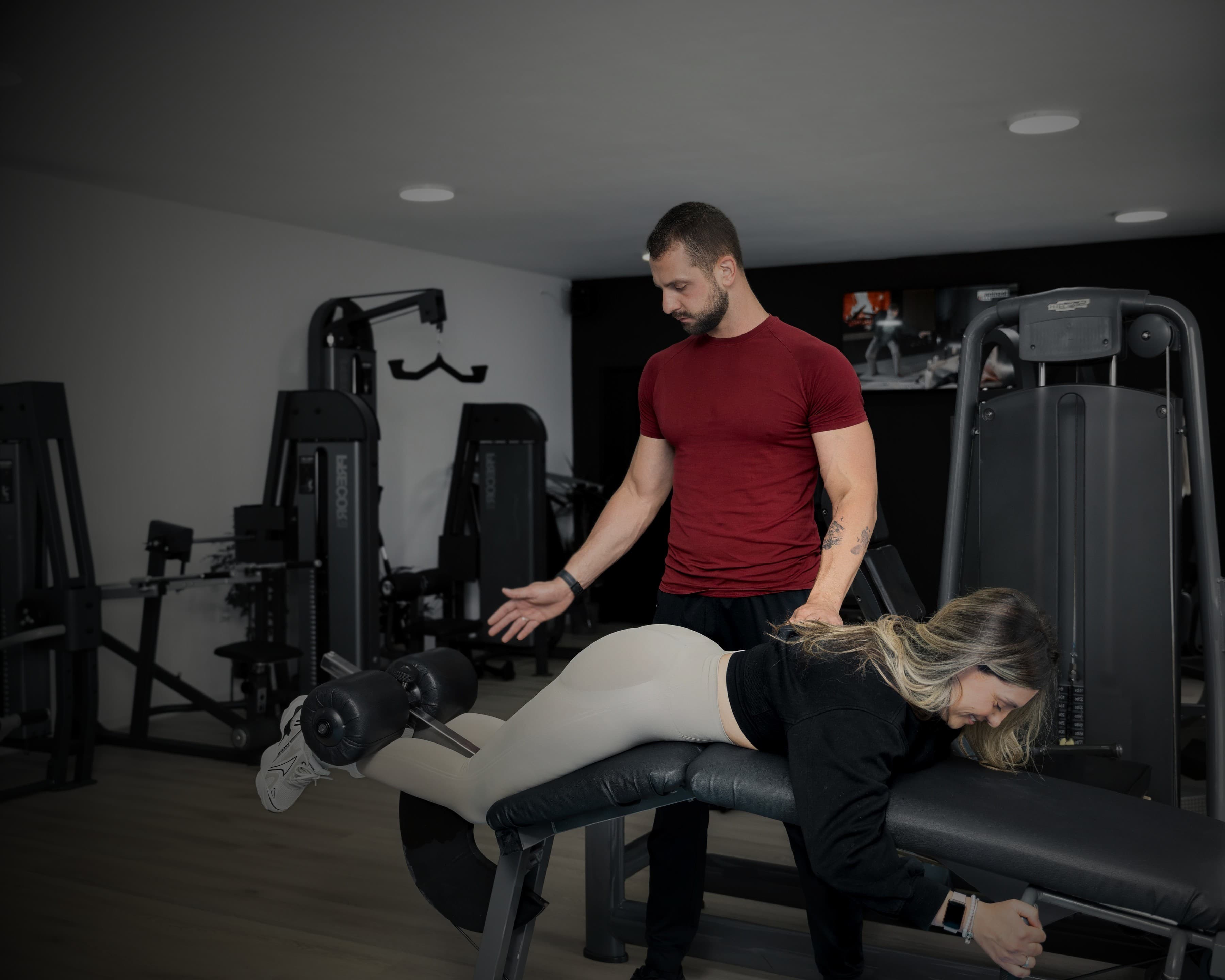 Privatni trener pokazuje vježbu